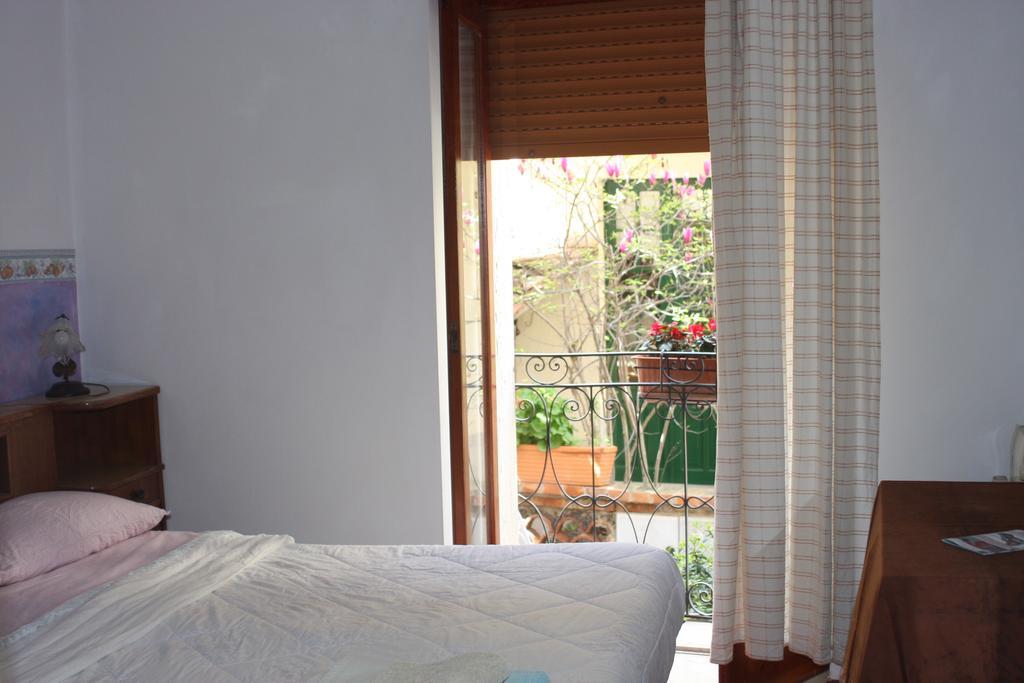 The Dolphins Guest House Taormina Habitación foto